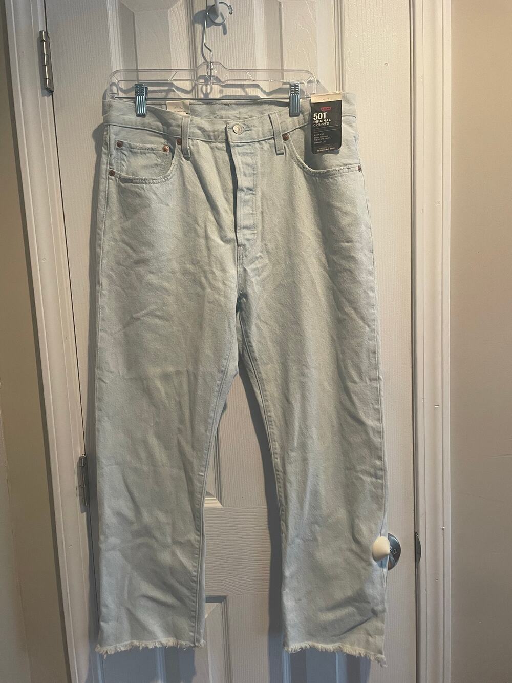 Levi 501 Original Cropped Jeans Fitted thru the hip and ankle straight, A71